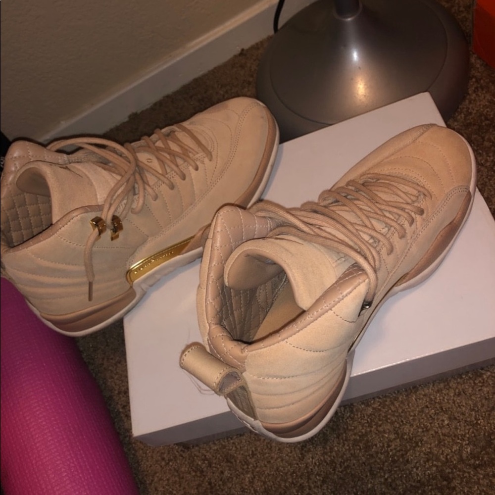 Jordan tan 12s